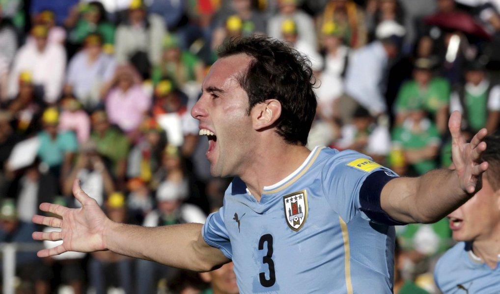 A seleção uruguaia conseguiu nesta quinta-feira um histórico 2 x 0 sobre a Bolívia como visitante no início das eliminatórias sul-americanas para a Copa do Mundo de 2018, sua primeira vitória em La Paz, em partida na qual a "celeste" mostrou superioridade, apesar de sustos na defesa