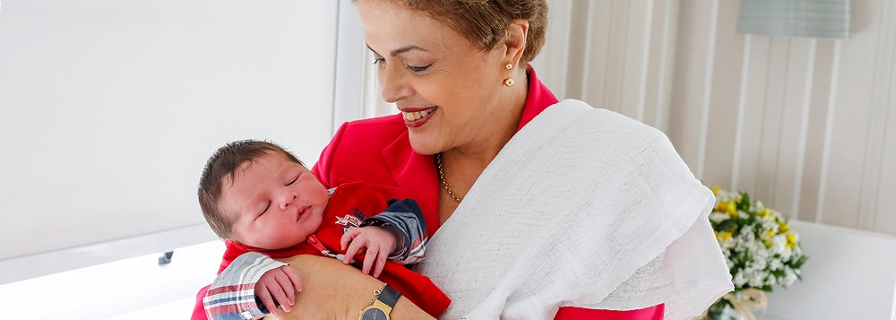 Porto Alegre - RS, 07/01/2016. Presidenta Dilma Rousseff com o seu segundo neto Guilherme. Foto: Roberto Stuckert Filho/PR