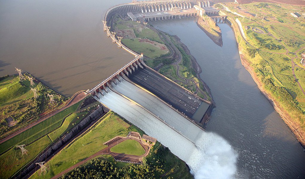 Usina hidrelétrica do Paraná ultrapassou a chinesa Três Gargantas e voltou à liderança mundial em produção de energia elétrica; a binacional, que pertence ao Brasil e ao Paraguai, também atingiu outra marca histórica, a de maior produtora de energia acumulada do planeta, com mais de 2,312 bilhões de megawats-hora (MWh) desde a entrada em operação, em maio de 1984