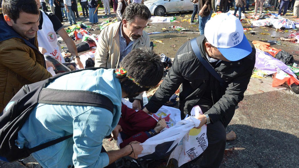 O atentado terrorista na capital turca, Ancara, provocou neste sábado (10) a morte de 86 pessoas, além de 186 feridos, entre eles 28 em estado grave, segundo novo balanço oficial; os números foram divulgados pelo ministro turco da Saúde, Mehmet Muezzinoglu; 62 pessoas morreram no local das explosões, próximo da principal estação ferroviária de Ancara; outras 24 pessoas não resistiram aos ferimentos; a chefe da diplomacia europeia apelou aos turcos para que se “mantenham unidos” contra os terroristas e outras ameaças