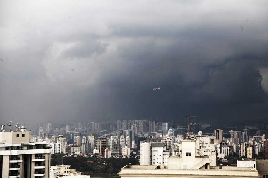 As chuvas também têm alcançado o sistema Cantareira, que abastece cerca de 5,3 milhões de pessoas na grande São Paulo. O sistema completou 12 dias de alta, embora o nível de captação de água continue no volume morto
