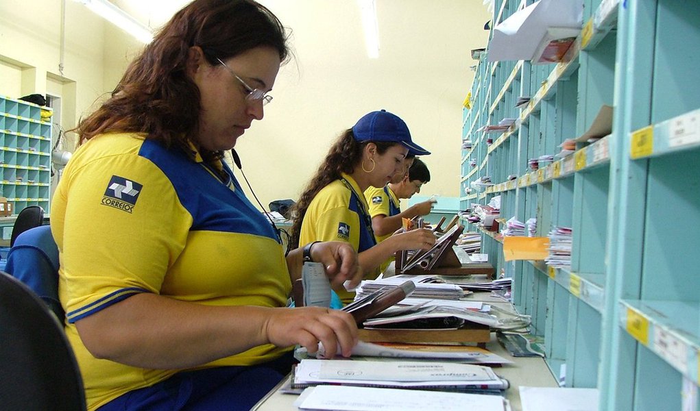Em 2013, o salário médio das mulheres nas empresas brasileiras era de R$ 1.507,69, ante R$ 2.118,66 dos homens, de acordo com dados divulgados nesta sexta-feira 4 pelo IBGE; entre 2009 e 2013, participação das mulheres nas empresas cresceu de 35,5% para 37,7%