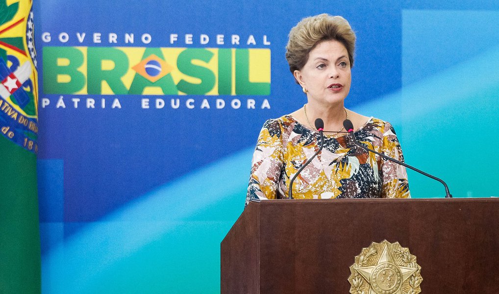 Em reunião com ministros do PT, a presidente Dilma Rousseff cobrou "compromisso" quanto ao pacote de cortes anunciado pelo governo no orçamento do próximo ano e que chegam a R$ 26 bilhões; presidente pediu aos responsáveis pelas pastas que "façam a sua parte" diante da "gravidade da situação", referindo-se aos cortes de gastos que os ministérios terão que fazer por conta do ajuste fiscal; Dilma também participa de uma reunião com o ex-presidente Lula para tratar do assunto
 