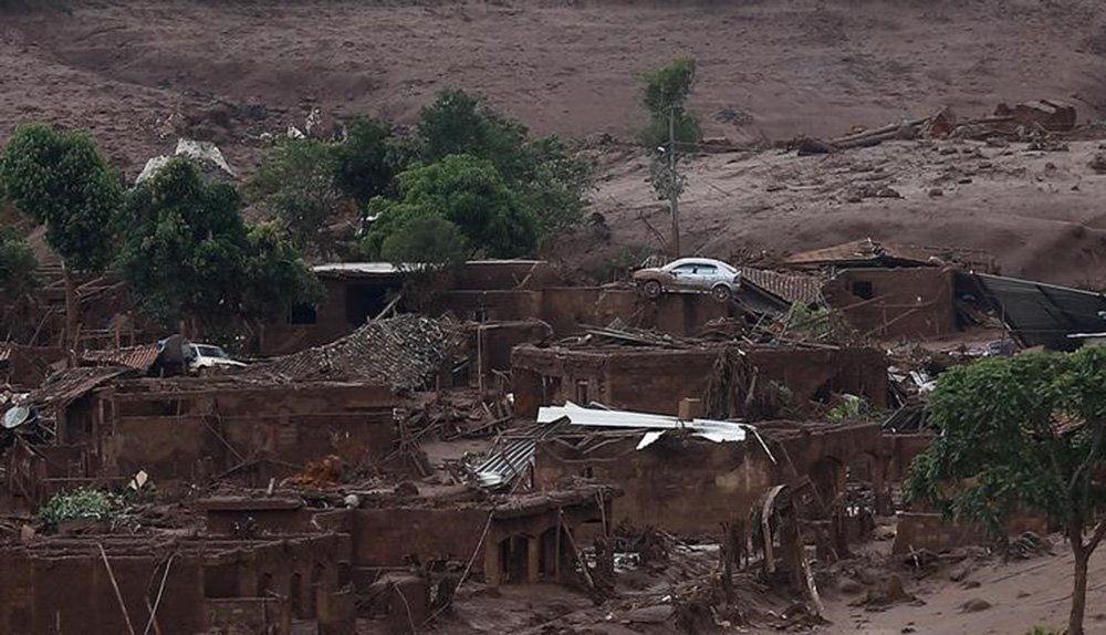 Torrente de lama de barragens da Samarco destrói distrito de Bento Rodrigues (MG).