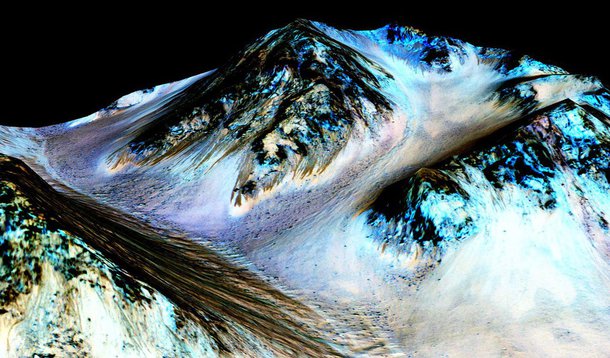 Cientistas encontraram a primeira evidência de que água salgada pode correr na superfície de Marte durante os meses do verão no planeta, anunciou a Nasa; apesar de a fonte da água ser desconhecida, a descoberta pode influenciar os estudos sobre a possibilidade de presença de vida microbiótica no planeta