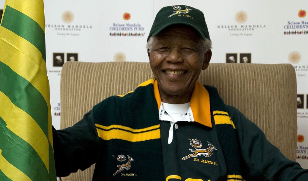 O falecido ex-presidente da África do Sul, Nelson Mandela, que uniu sul-africanos brancos e negros por meio do rúgbi após o final do apartheid, foi postumamente introduzido ao Hall da Fama do Rúgbi Mundial