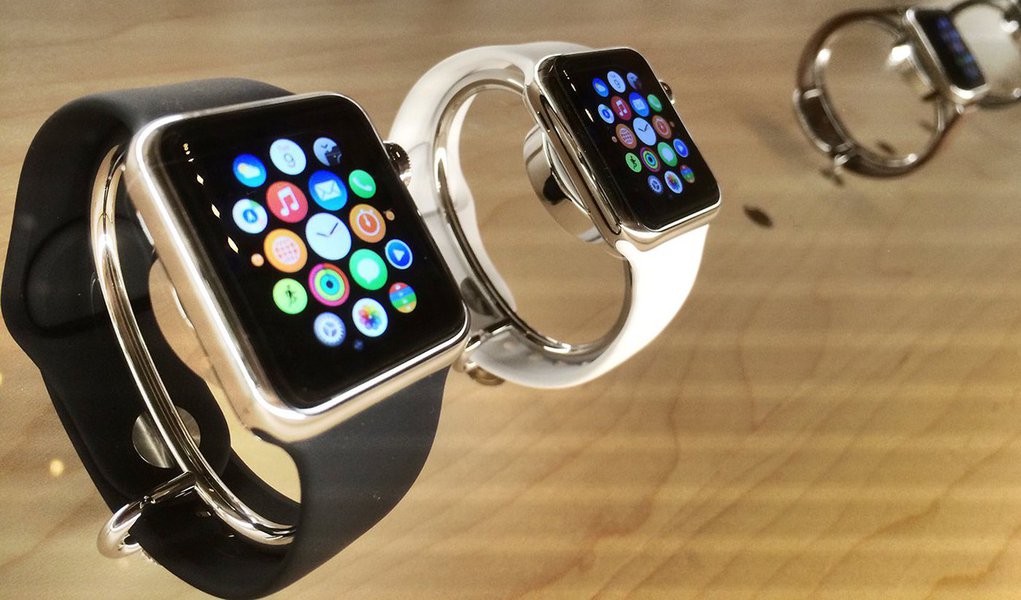 O novo relógio da Apple é vendido por uma média de 529 dólares, incluindo acessórios, na ponta mais alta das estimativas de Wall Street, de acordo com os resultados de levantamento da empresa de pesquisa de mercado Wristly
