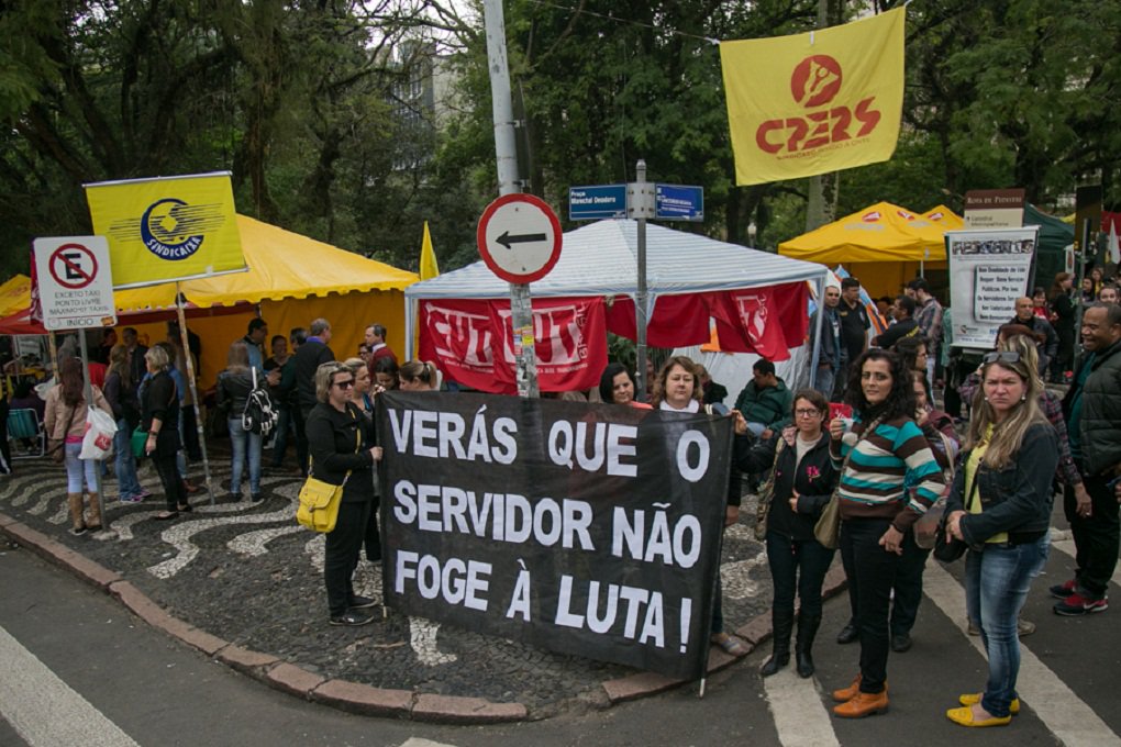08/09/2015 - PORTO ALEGRE, RS, BRASIL - Acampamento dos servidores públicos ocupa a Praça da Matriz | Foto: Caroline Ferraz/Sul21