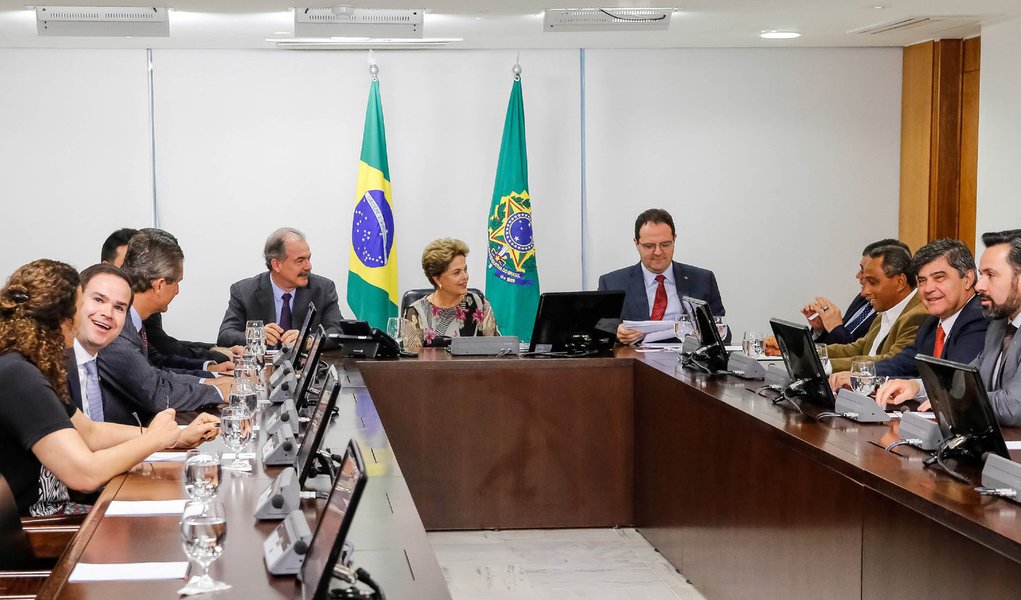 Após o governo entregar ao Congresso a proposta de Orçamento da União de 2016, a presidente Dilma Rousseff reuniu nesta segunda (31) líderes da base aliada na Câmara e pediu ajuda na construção de "saídas para o rombo fiscal" de R$ 30,5 bilhões, o que representa 0,5% do Produto Interno Bruto (PIB); Dilma fez um apelo aos parlamentares e pediu que eles apresentem medidas de aumento para a arrecadação do governo; Dilma fará o mesmo apelo aos líderes da base no Senado, que deve receber ainda nesta segunda em reunião no Palácio do Planalto