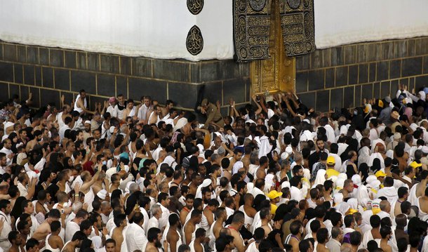 Autoridades da Arábia Saudita enviaram nesta sábado, 26, policiais das forças especiais para Meca, no dia em que os peregrinos celebram os rituais finais do hajj (peregrinação anual), marcado pela trágica morte de centenas de peregrinos durante um tumulto na quinta-feira (24) em Mina, perto de Meca; número de mortes, de acordo com o ministro da Saúde, Khaled al Falihas, passou de 717 para 769