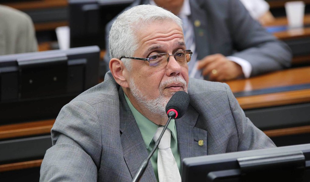 O deputado federal Jorge Solla (PT-BA) citou, em discurso nesta terça (10), alguns casos da lista de escândalos de corrupção envolvendo PSDB e DEM para "demonstrar a hipocrisia que reside na tentativa de interromper o mandato da presidenta Dilma Rousseff, contra quem não pesa qualquer acusação que sustente um pedido de impeachment"; “Depois de mais de 20 meses de investigações na Lava Jato e dezenas de delações, quebras de sigilos telefônicos e bancários, revelações de contas na Suíça, contratação de empresa de arapongagem internacional, nada surgiu contra a presidente. Ao fim da Lava-Jato, Dilma merecerá uma estátua em sua homenagem. Pelo seu republicanismo e honradez”, sugeriu
