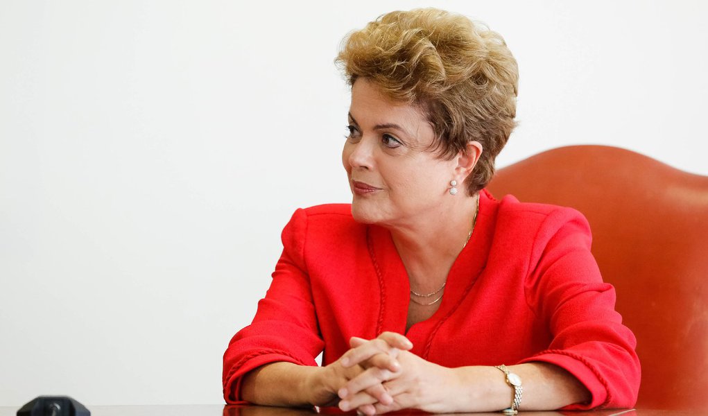 Em reunião convocada ontem no Palácio da Alvorada, presidente ordenou a redução de gastos de R$ 15 bilhões nesta primeira fase, que deve ser anunciada no início desta semana; o número, porém, ainda pode crescer; objetivo é reavaliar investimentos e reduzir cargos comissionados e contratos de serviço; plano da presidente Dilma Rousseff é "cortar na própria carne" antes de iniciar qualquer diálogo com o Congresso sobre aumentar ou criar um novo tributo a fim de elevar a receita do governo