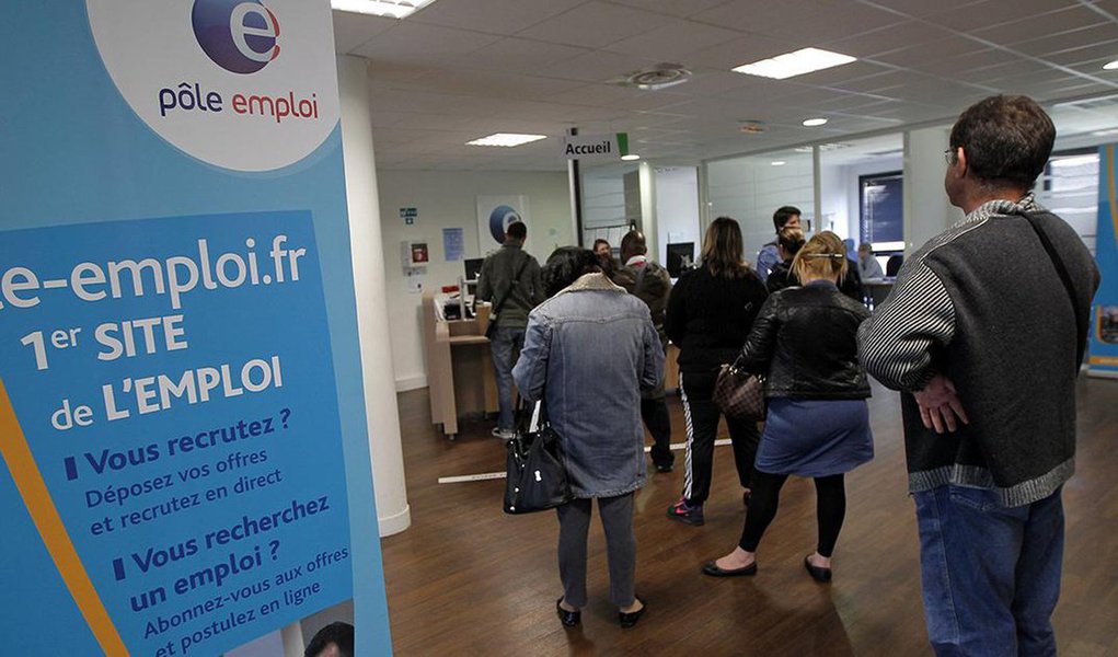 A França registrou um índice de 10% na taxa de desempregados ao longo do segundo trimestre; índice é considerado estável quando em comparação com o trimestre anterior; a taxa de desempreo, porém, tem acréscimo de dois décimos quando a comparação é feita sobre o mesmo período do ano passsado; segundo dados da Organização Internacional de Trabalho (OIT), A França possui cerca de 2,8 milhões de desempregados