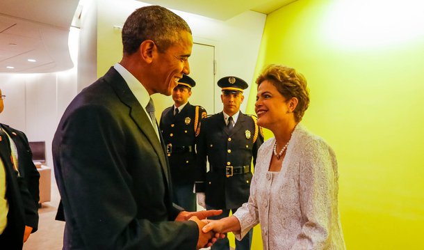 A presidente Dilma Rousseff e o presidente dos Estados Unidos, Barack Obama, se cumprimentam após o discurso brasileiro de abertura na Assembleia-Geral das Nações Unidas, nesta segunda (28); o encontro foi rápido e cordial; foi a primeira vez que Obama e Dilma se encontraram após a visita que a presidente do Brasil fez aos Estados Unidos no final de junho