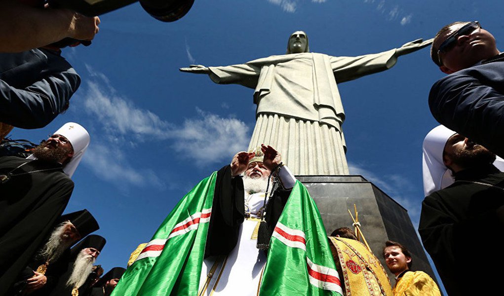 Patriarca da Igreja Ortodoxa Russa, Kirill, visitou o Cristo Redentor neste sábado, 20; ao lado do arcebispo do Rio de Janeiro, cardeal dom Orani João Tempesta, o patriarca rezou pela paz no mundo e pelo fim às perseguições à comunidade cristã; "Ele veio rezar aqui no Cristo pela paz no mundo e pelos cristãos perseguidos e pedir a Deus para que o mundo de hoje possa acolher e aceitar as diferenças", disse dom Orani