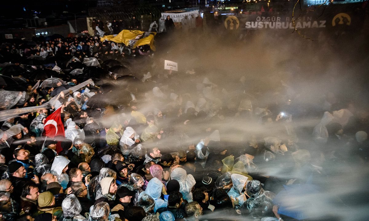 Polícia dispersa manifestantes em frente a jornal da Turquia 05/03/2016