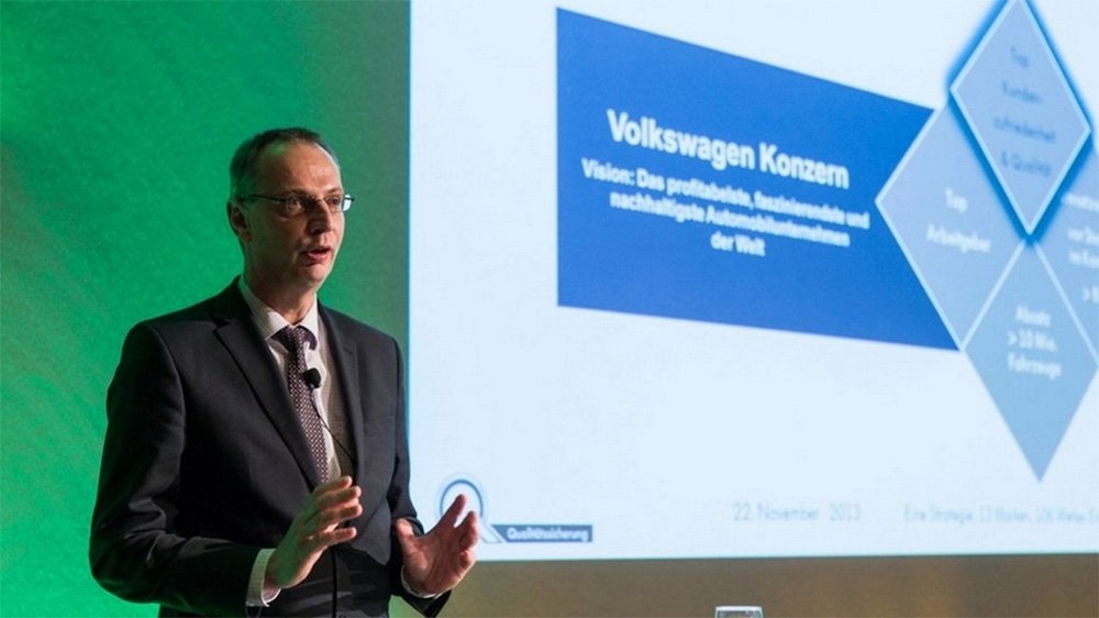 O diretor de Controle de Qualidade da Volkswagen, Frank Tuch, renunciou ao cargo na sequência do escândalo causado pela manipulação das emissões de gases poluentes; a Volkswagen informou que Tuch, 48 anos, deixa a companhia voluntariamente e será substituído por Hans-Joachim Rothenpieler a partir de 15 de fevereiro