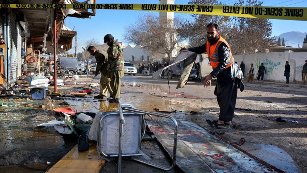 Pelo menos nove pessoas morreram e 35 ficaram feridas com a explosão de um homem-bomba perto de um comboio militar neste sábado, 6, na cidade de Quetta, no oeste do Paquistão, disseram autoridades policiais e médicos; porta-voz do Talibã paquistanês, Muhammad Khurasani, disse que o grupo reivindicou a responsabilidade pelo ataque ao comboio; ataque é o mais recente em uma região que vai abrigar a rota de corredor econômico de 46 bilhões de dólares entre China e Paquistão