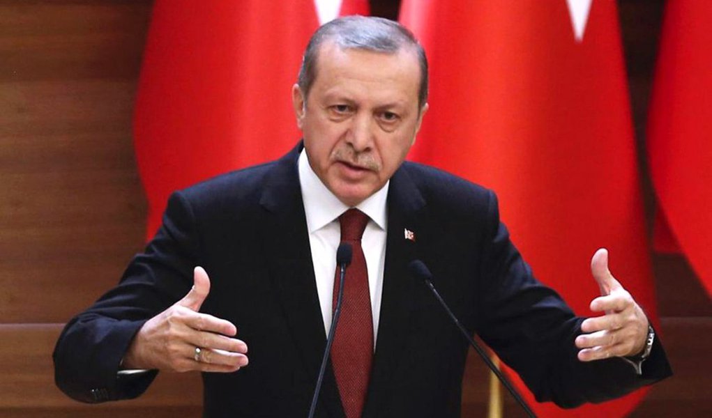 Presidente Tayyip Erdogan, disse que a paciência da Turquia com a crise na Síria pode estar acabando, o que forçaria o país a agir; ele pediu à Organização das Nações Unidas (ONU) que faça mais para evitar o que chamou de "faxina étnica" no país vizinho; ; ele acusou a ONU de falta de sinceridade ao pedir à Turquia que ajude mais os refugiados sírios ao invés de agir para deter o derramamento de sangue na Síria; "Mostraremos paciência até certo ponto, e depois faremos o necessário. Nossos ônibus e aviões não estão esperando lá à toa", afirmou