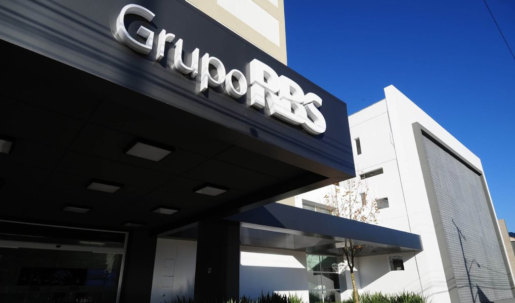 "A respeito do que está circulando na internet, o Grupo RBS informa que não vendeu suas operações de rádio, televisão e jornal em Santa Catarina, onde segue operando normalmente", diz o comunicado do Grupo RBS, afiliado da Globo
