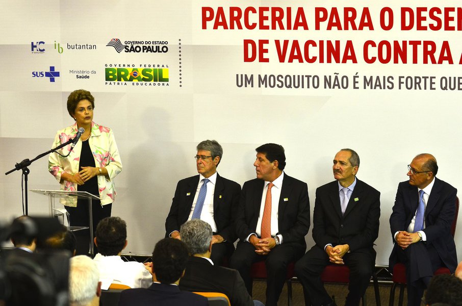 Presidente disse nesta segunda-feira 22, durante assinatura de contrato para o desenvolvimento de uma vacina contra a dengue, que produzir um imunizante nacional vai assegurar o acesso de grande parte da população ao produto; o contrato foi assinado entre o Ministério da Saúde e o Instituto Butantan, vinculado ao governo de São Paulo; segundo Dilma Rousseff, o desenvolvimento da vacina também demonstra a capacidade de inovação do Brasil
