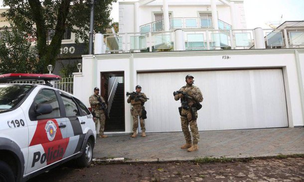 É nesse contexto que o país caminha: corrupção, juros altos, inflação, desemprego, sofrimento das famílias e também dos pequenos e médios empresários. E fica a pergunta: o Partido dos Trabalhadores ainda tem a moral necessário para manter o país nos trilhos ou será preciso trocar o comando da locomotiva?