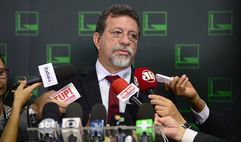 Em declaração a jornalistas em que anunciou que o ex-presidente Lula aceitou o convite da presidente Dilma para assumir a Casa Civil, o deputado Afonso Florence (PT-BA) disse que "o foro privilegiado nunca foi e não será motivo de obstaculização de investigações" e que Lula "aceitou o convite única e exclusivamente com a intenção de ajudar o País a sair da crise"