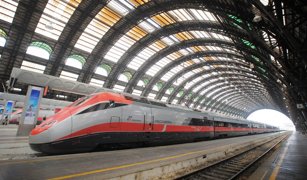Empresa ferroviária estatal da Itália, Ferrovie dello Stato (FS), assinou um acordo com o seu análogo iraniano nesta terça-feira, 9, para desenvolver o sistema ferroviário do Irã, segundo informações divulgadas pela FS; acordo inclui até 5 bilhões de euros em créditos à exportação da Itália para a companhia ferroviária do Irã, RAI, de acordo com um comunicado da FS