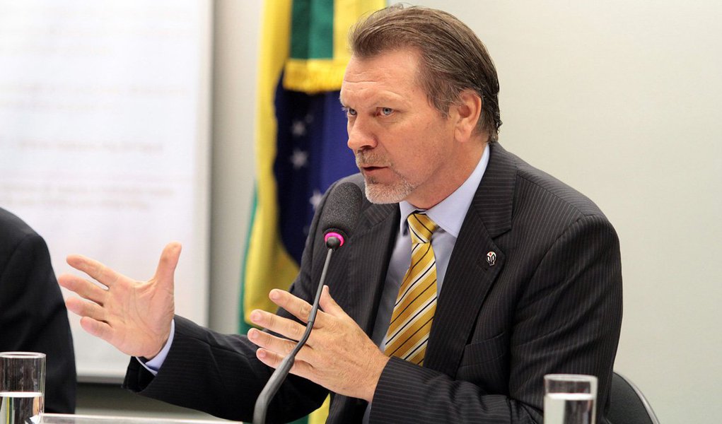 Deputado Afonso Hamm (PP-RS) será o primeiro a se pronunciar na votação do impeachment da presidente Dilma Rousseff no plenário da Casa; em seu terceiro mandato, o empresário rural de Bagé é um dos parlamentares investigados no Supremo Tribunal Federal (STF), por suspeitas de envolvimento no esquema de corrupção na Petrobras, revelado na Operação Lava Jato; Hamm foi citado pelo doleiro Alberto Youssef como um dos deputados que recebia entre R$ 30 mil e R$ 150 mil como cota no esquema
