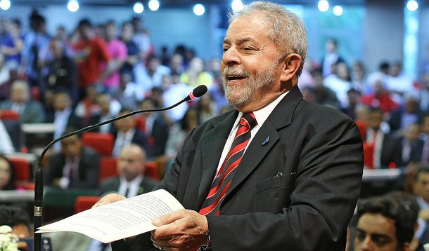 Joaquim Barbosa e Silvio Santos, um negro e o outro camelô, têm aval para fazerem o que quiserem porque são exceções, fazem jus a seu "mérito": não ameaçam a regra, não abalam as estruturas. Mas o nordestino operário que ousou ser presidente foi longe demais