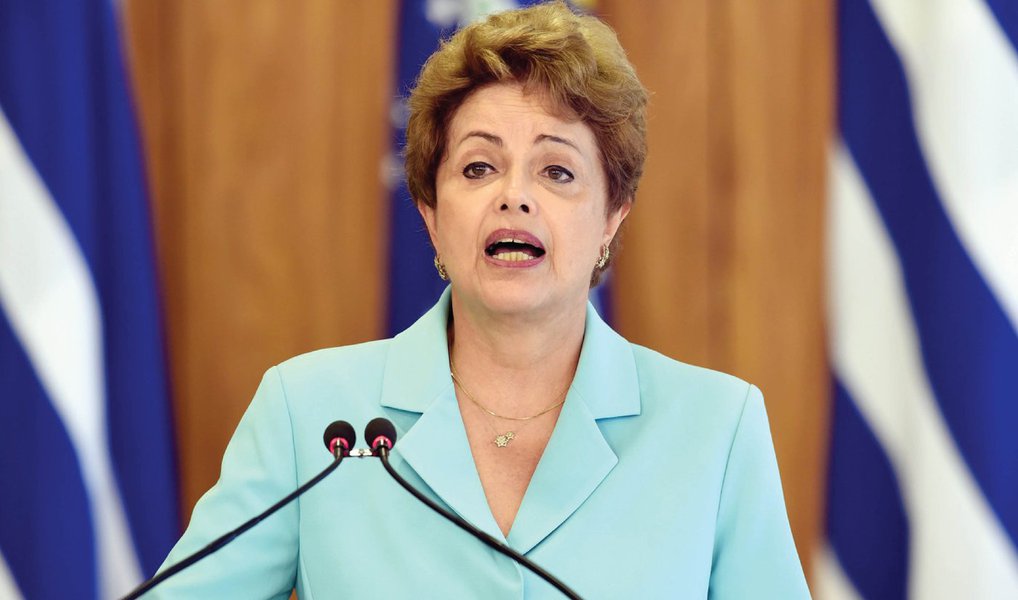 Presidente Dilma Rousseff usou sua conta no Twitter para lançar nesta quinta-feira, 17, o site "Fatos &amp; Boatos" para reforçar a divulgação de informações sobre o governo e rebater boatos na internet; "Em http://fatoseboatos.gov.br, estarão reunidas informações sobre temas que circulam na internet e confundem as pessoas", escreveu; na página na internet, o governo lista oito motivos para que os internautas "só compartilhem a verdade"; entre esses "boatos" apresentados no site, está o de que "o Brasil caminha para uma ditadura comunista"