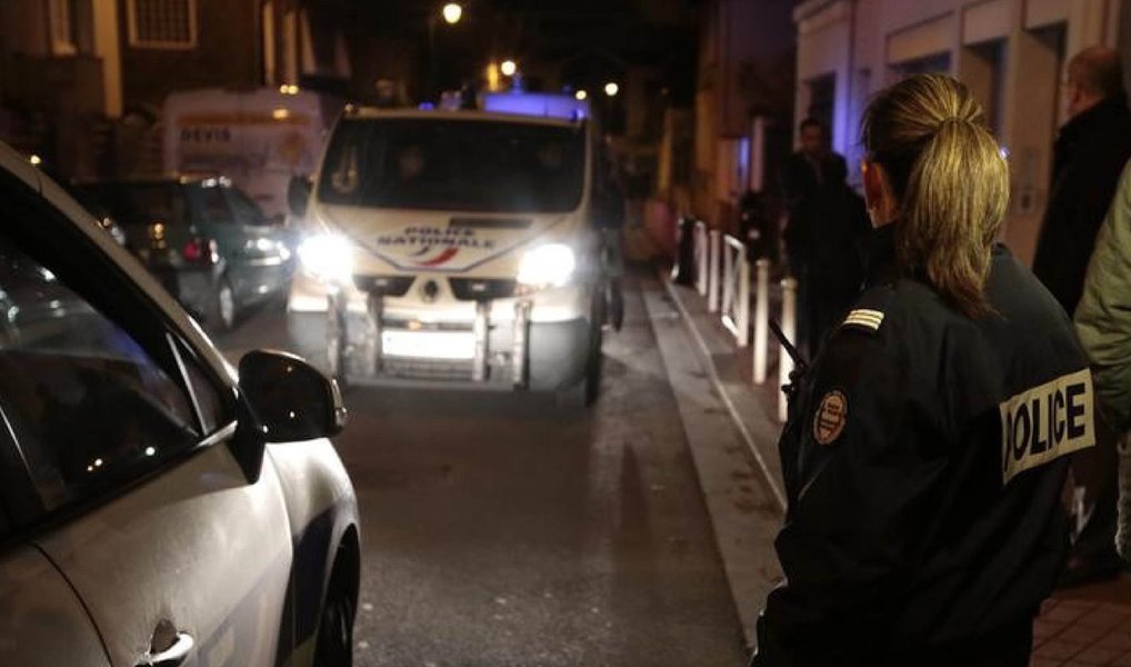 Um cinto, que pode ser comparado a um cinturão de explosivos, foi encontrado nesta segunda (23) em Montrouge, nos arredores de Paris, dez dias depois dos ataques que provocaram a morte de 130 pessoas na capital francesa; o objeto foi encontrado no fim da tarde em um caixote de lixo, acrescentou a polícia; segundo fonte ligada à investigação, Salah Abdeslam, irmão de um homem-bomba e suspeito-chave dos ataques de dia 13 de novembro, foi localizado por telefone na noite dos atentados próximo de Montrouge, no município vizinho de Châtillon