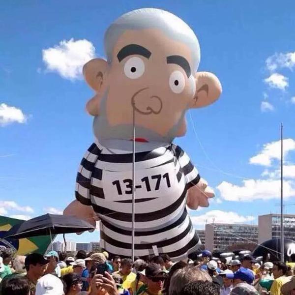 O Pixuleco é o negro que labutava de sol a sol sob a vergasta impiedosa do capataz, é o quilombola que ousou sonhar com liberdade e sucumbiu sob os canhões do Estado, é cada insurgente da monarquia e da república que pereceu combatendo por justiça e igualdade