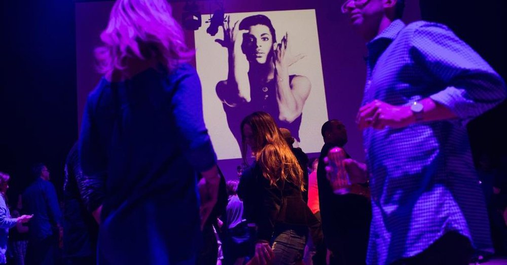 Com as músicas de Prince agitando o salão, mais de mil fãs do cantor pop dançaram durante a noite no clube em Minneapolis onde "Purple Rain" foi filmado, em uma homenagem ao astro pop poucas horas após sua morte na quinta-feira; dançarinos lotaram o salão do clube First Avenue, onde um telão exibiu vídeos do cantor ao sim de hits como "Little Red Corvette", "When Doves Cry", "Kiss", "Let's Go Crazy" e "Get Off"