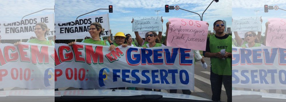 Em greve há três dias, os profissionais da enfermagem fizeram um protesto na avenida Theotônio Segurado, em Palmas; com faixas e cartazes, eles pediram melhores condições de trabalho e alimentação