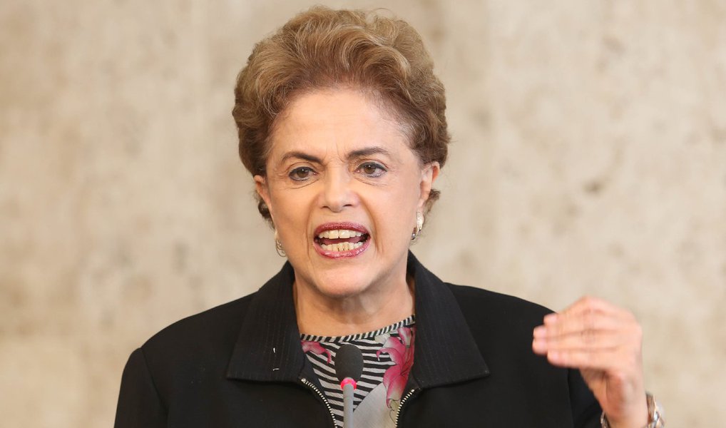Presidente diz que "não está resignada diante de nada", ao negar reportagem da Folha de S. Paulo nesta sexta-feira 11, e afirma que "ninguém tem o direito de pedir" sua renúncia; "Solicitar a minha renúncia é reconhecer que não há base para o impeachment", afirmou à imprensa, acrescentando que o governo lutará contra o processo; Dilma pediu também "mais seriedade" da imprensa e criticou o "clima de vazamento absolutamente seletivos" no País; "Por que, de 400 páginas, vazaram só páginas que diziam respeito a mim?", questionou, sobre a suposta delação do senador Delcídio Amaral (PT); ela também disse que teria "o maior orgulho" de ter o ex-presidente em seu governo, mas não quis comentar se isso de fato ocorreria