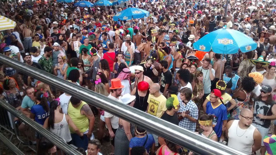Bloco que há alguns anos começou a despontar no carnaval carioca, na verdade, não desfila; os foliões cantam e dançam durante as três horas do repertório ao som da banda, em ritmo de rock e baião, não só os grandes hits do "maluco beleza", mas também músicas menos conhecidas do cantor e compositor baiano; cerca de cinco mil pessoas participaram da festa na Praça Tiradentes, no centro do Rio