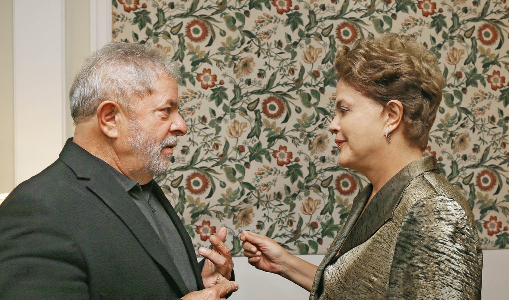 Numa decisão de alto impacto, a presidente Dilma Rousseff decide nomear o ex-presidente Lula em seu gabinete, fazendo parte do núcleo duro do governo; nesta posição, e também como candidato à presidência da República em 2018, Lula tentará organizar medidas para a retomada do crescimento e também para reaglutinar a base de sustentação do governo no Congresso; oposição deverá criticar decisão, que dá ao ex-presidente o foro privilegiado e o retira do alcance da força-tarefa paranaense; Lula, no entanto, poderá ser investigado na Lava Jato pelo STF; Lula está a caminho de Brasília