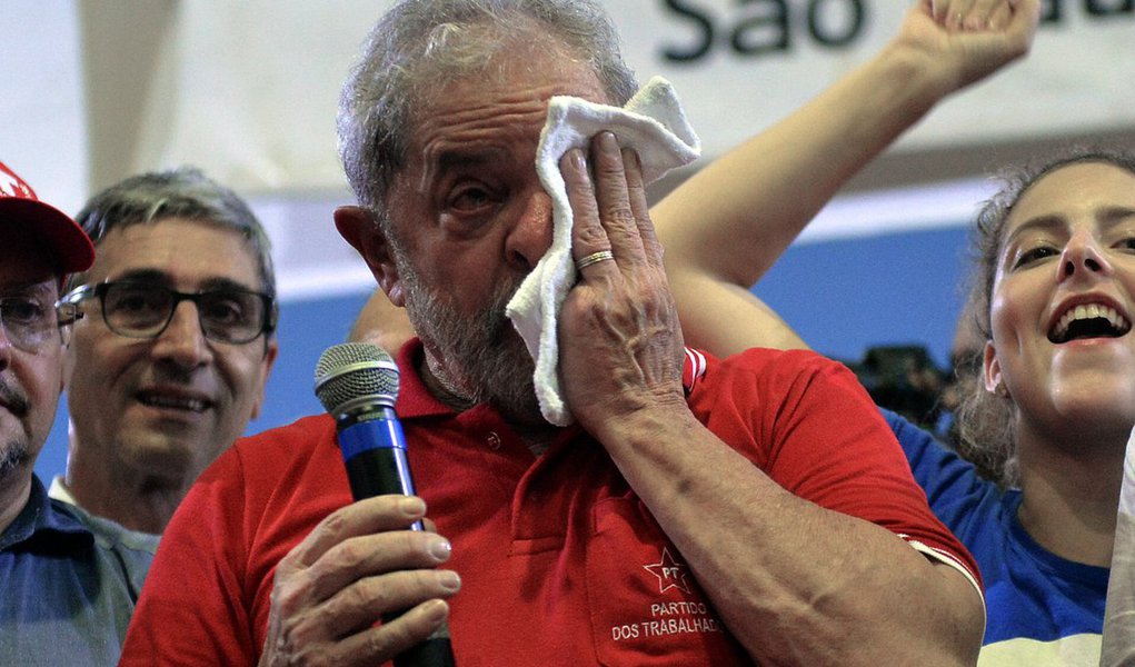 Em reunião com a direção do PT, com os olhos cheios de lágrimas, o ex-presidente Lula levou todos às lagrimas na manhã desta terça-feira (19) ao descrever o comportamento da presidente Dilma Rousseff durante a votação do impeachment na sessão da Câmara dos Deputados; contou que saiu três vezes da sala onde assistia à votação para chorar e que Dilma pediu que seus auxiliares o consolassem; ele lembrou as adversidades que enfrentou para fundar o PT e se disse traído por deputados com quem conversou antes da votação
