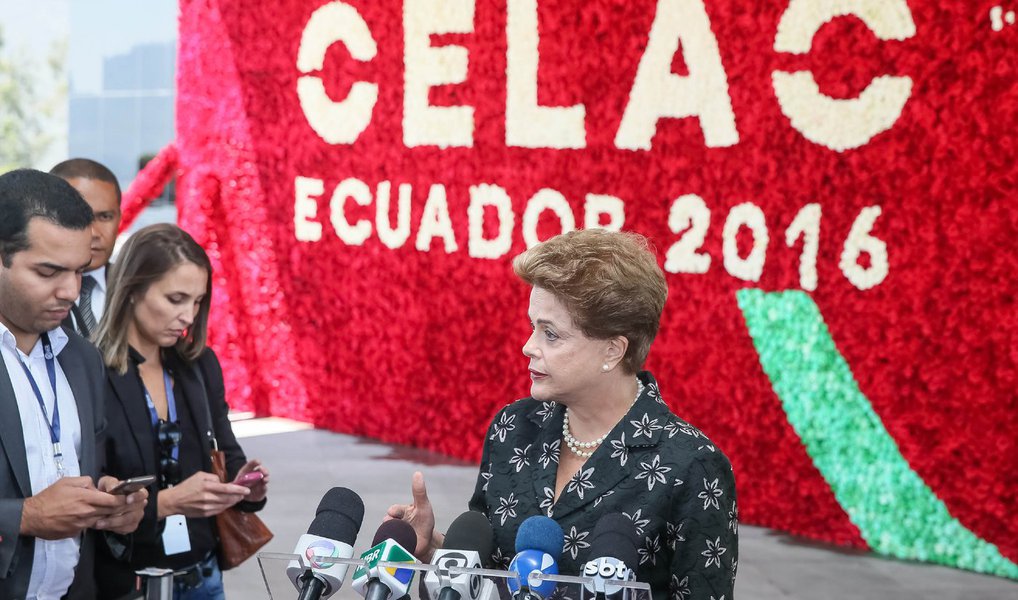 Questionada em Quito, no Equador, se a nova fase da Operação Lava Jato se aproxima do ex-presidente Lula, Dilma respondeu irritada, com outra pergunta: "Se alguém falasse a respeito de qualquer um de nós aqui: 'a nova fase da Lava Jato levanta suspeita sobre você', e você não soubesse sobre o que é a suspeita, como é a suspeita e de onde vem a suspeita, você não acharia extremamente incorreto do ponto de vista do respeito?"; "Quem prova, acho que foi a partir da Revolução Francesa, se não me engano foi com Napoleão, quem prova a culpabilidade, ao contrário do mundo medieval, o ônus da prova é de quem acusa, daí por isso o inquérito, toda a investigação", completou