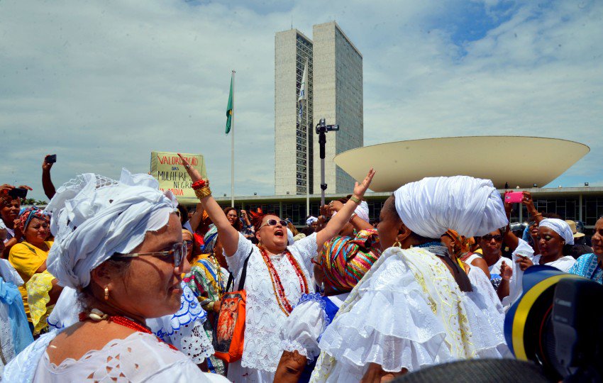 Brasília - Manifestantes acampados no gramado do Congresso Nacional entraram em confronto com integrantes da Marcha das Mulheres Negras durante passeata contra o racismo e a violência (Antonio Cruz/Agência Brasil)