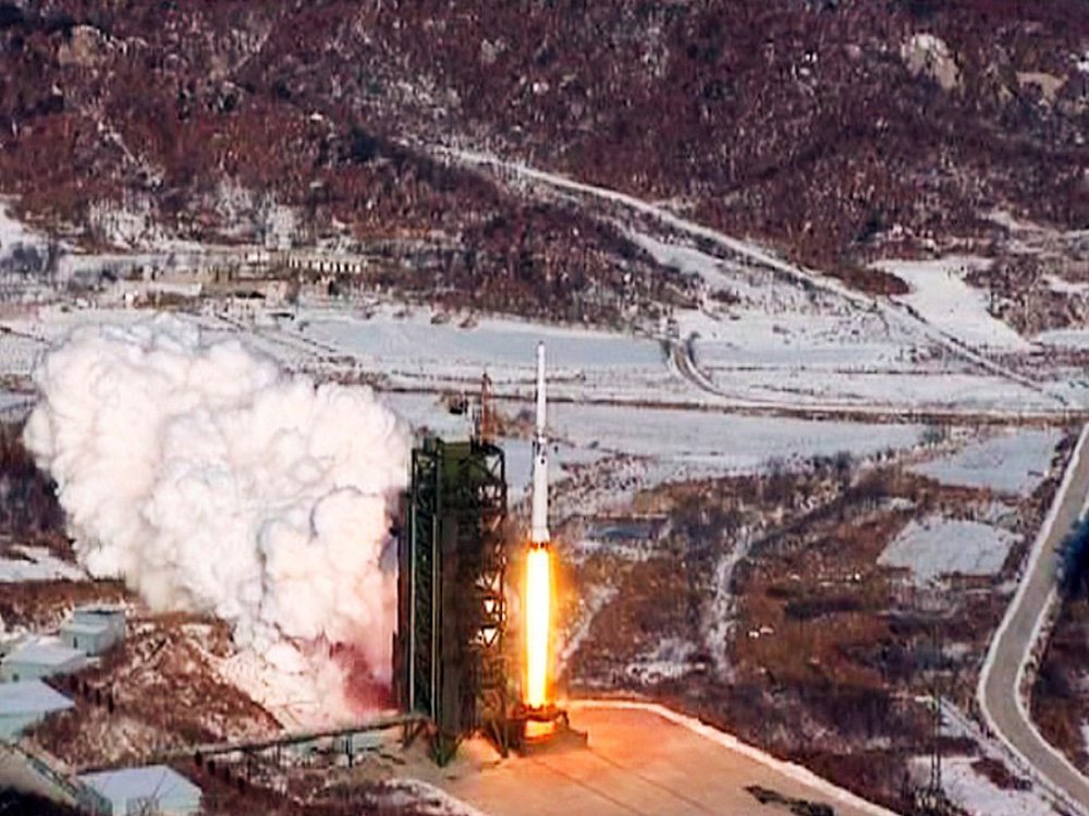 Imagem retirada de vídeo da KCNA mostra o foguete Unha-3 sendo lançado no centro de controle de satélites de Cholsan county, província de North Pyongan. 13 de dezembro de 2012. REUTERS/KCNA