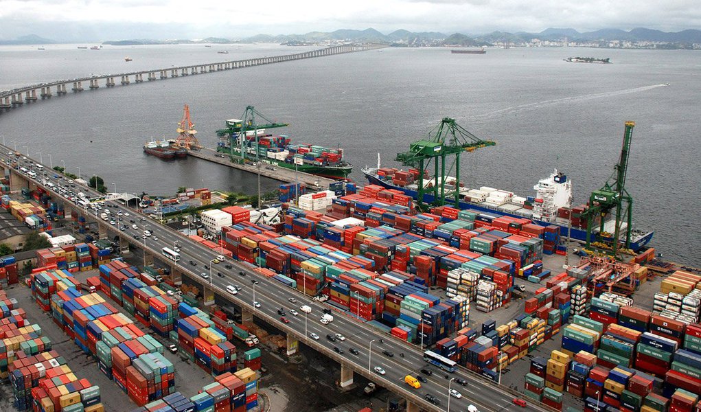 Balança comercial brasileira registrou superávit de US$ 1,197 bilhão em novembro, divulgou o Ministério do Desenvolvimento, Indústria e Comércio Exterior nesta terça-feira, 1º; segundo os números, as importações foram US$ 12,6 bilhões e as exportações somaram US$ 13,8 bilhões no mês