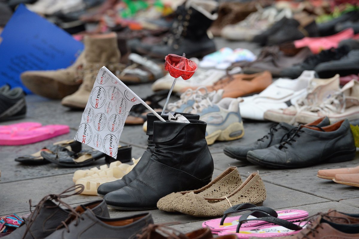 Chinelos de criança, botas repletas de flores, tênis acompanhados de palavras em defesa do planeta são alguns dos milhares de sapatos que cobrem a praça parisiense de onde sairia uma marcha pelo clima, que foi cancelada devido aos recentes atentados na capital francesa