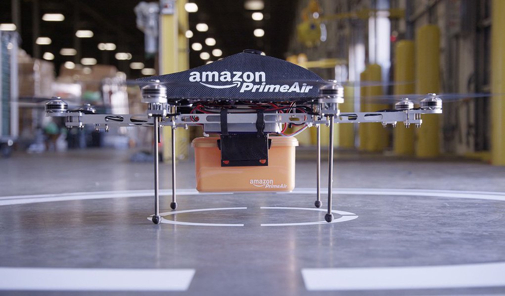 A varejista online Amazon revelou no domingo um vídeo de seus drones de entrega de encomendas, dois anos após um protótipo da tecnologia ter sido anunciado pela companhia; "No futuro, haverá toda uma família de drones da Amazon. Diferentes designs para diferentes ambientes", disse o apresentador Jeremy Clarkson