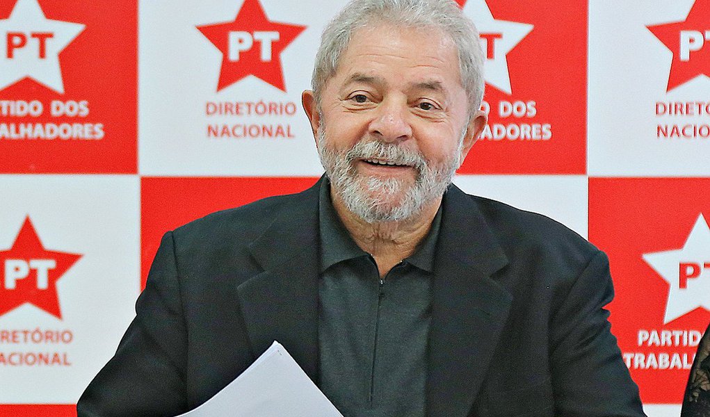 O Partido dos Trabalhadores já elabora um documento que será uma espécie de desagravo em relação ao ex-presidente Lula, que, ontem, completou 70 anos, em razão da recente investida do Judiciário contra um de seus filhos, Luis Claudio Lula da Silva; segundo dirigentes do PT, trata-se de mais uma "tentativa de criminalização" do partido; “Isso é o medo de Lula voltar em 2018. Tudo o que acontece com o presidente Lula vira manchete. Não tem nenhuma acusação contra ele. Tem tanta gente acusada que fica perambulando pelo país”, disse o deputado José Guimarães (PT-CE), um dos defensores da proposta