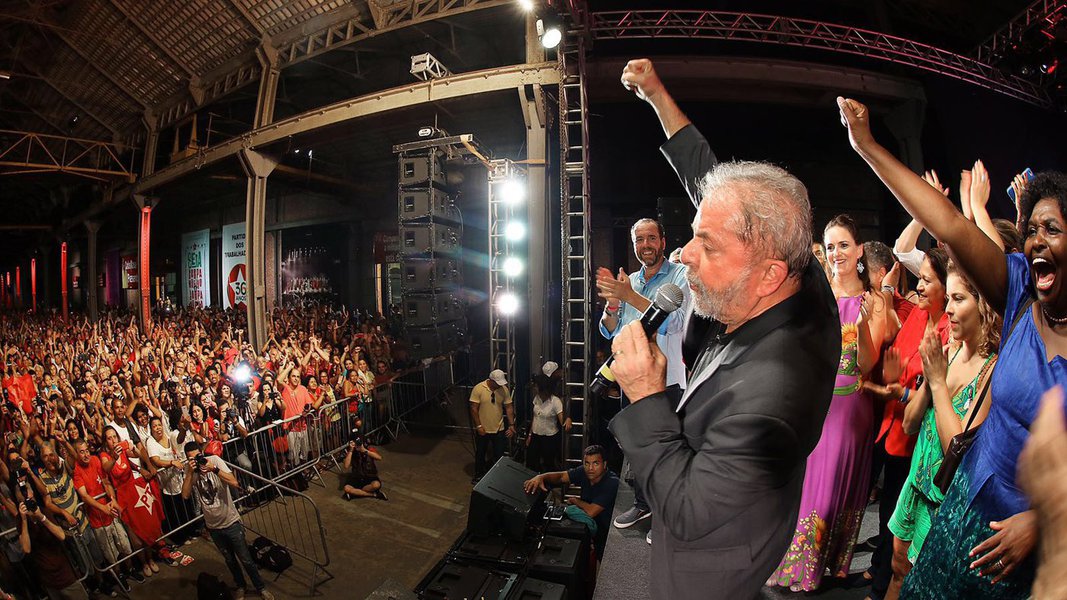 Ao mostrar que Lula é o melhor presidente da história para 37% dos brasileiros, Datafolha mostra que, no centro do maior e mais prolongado escândalo midiático que o Brasil já conheceu, a Lava Jato não foi capaz de cumprir sua missão política real: eliminar Lula e o PT da cena política; é o que afirma o jornalista Paulo Moreira Leite, diretor do 247 em Brasília; “Isso permite prever que novos ataques continuarão, cada vez mais próximos de Lula e Dilma”, diz; “Colocando Lula num patamar altamente competitivo, os 37% mostram que o eleitorado tem uma grande identidade com as conquistas ocorridas no país a partir de 2003, lembrando o risco que o governo Dilma corre quando ameaça se afastar delas”, acrescenta