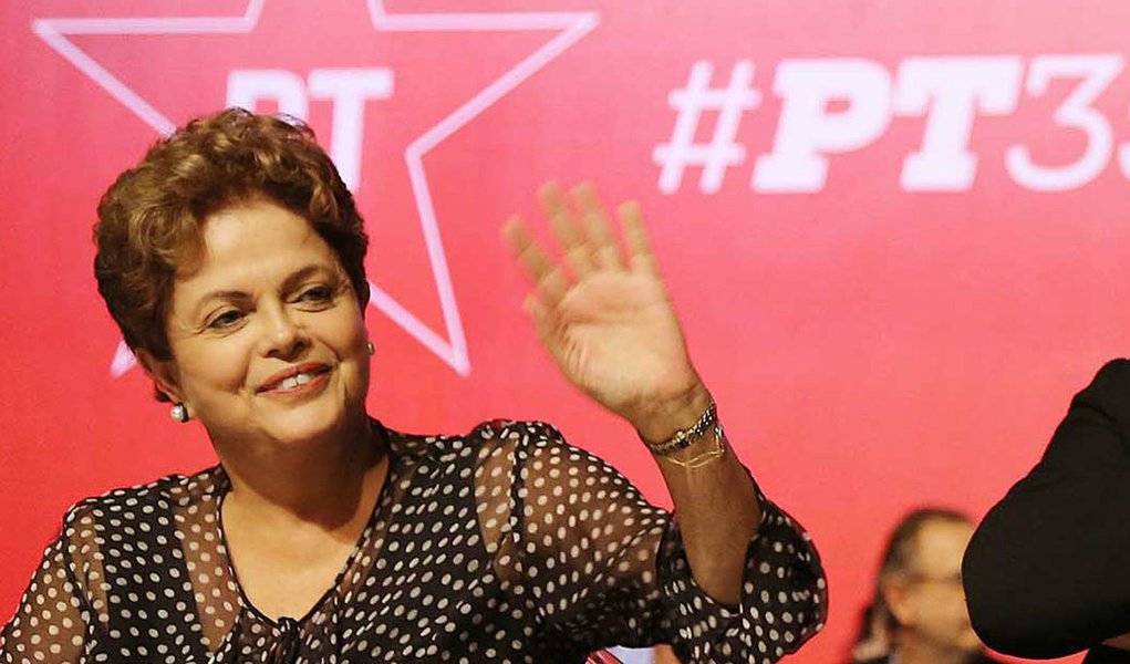 Na manifestação mais contundente sobre os ataques de que são alvos ela, Lula, seu governo e o partido, presidente diz que há uma tentativa de usurpar mandato legitimamente conquistado nas urnas, para interditar suas ações e iniciativas: "Não me farão recuar”, bradou; Dilma defendeu o antecessor, “um patrimônio político”, de um ataque sistemático na tentativa de criminalização e de envenenamento da sociedade; "Sou e serei solidária ao meu amigo e companheiro Lula em todas as ocasiões, e continuarei a seu lado em todas as batalhas que certamente ainda travaremos"; presidente diz ainda ter orgulho de empunhar a bandeira vermelha com a estrela branca; carta foi lida pelo presidente Rui Falcão na abertura do evento 