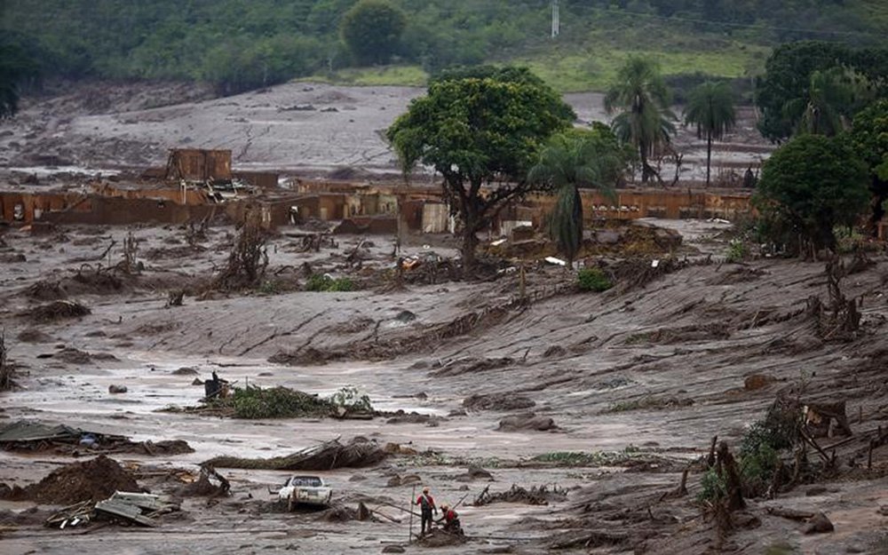 Bombeiros procuram vítimas em Bento Rodrigues, distrito de Mariana (MG) que foi inundado por lama após rompimento de barragens da mineradora Samarco. 08/11/2015 REUTERS/Ricardo Moraes