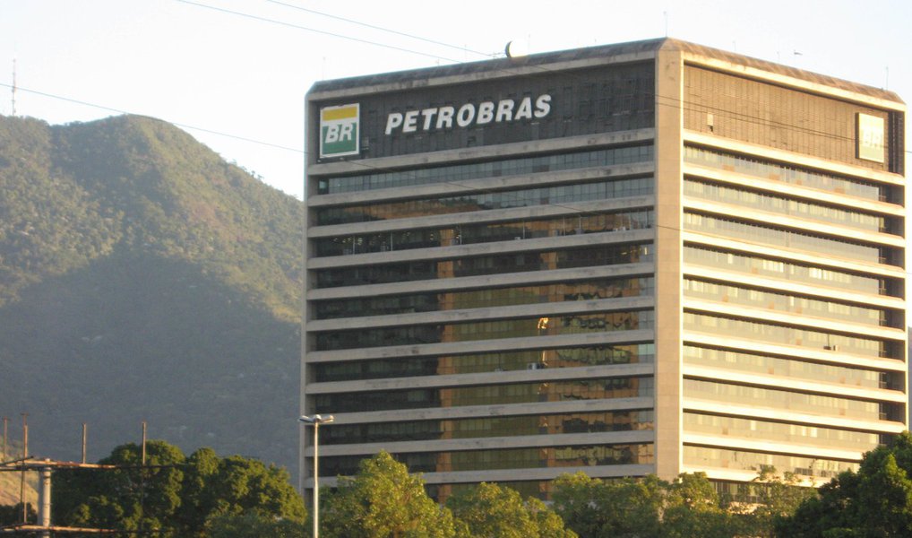 Compromissos dessas 50 empresas era de R$ 842,6 bilhões em setembro; Petrobras, sozinha, responde por 48% do total; aumento foi de R$ 366,5 bilhões; aperto nas finanças resultou em demissões, venda de ativos e queda nos investimentos, ao passo que negociam com credores novas condições de financiamento; agência de risco Moody’s detectou uma piora na liquidez das empresas nos últimos dois anos, o que representa a capacidade de quitar a dívida de curto prazo; cenário é ruim com a desaceleração da China, que mantém as commodities em valores baixos